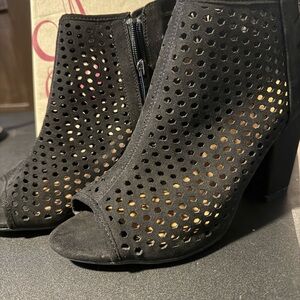 NWB-Jessica Cline Black Cut-Out Ankle Booties size 9W